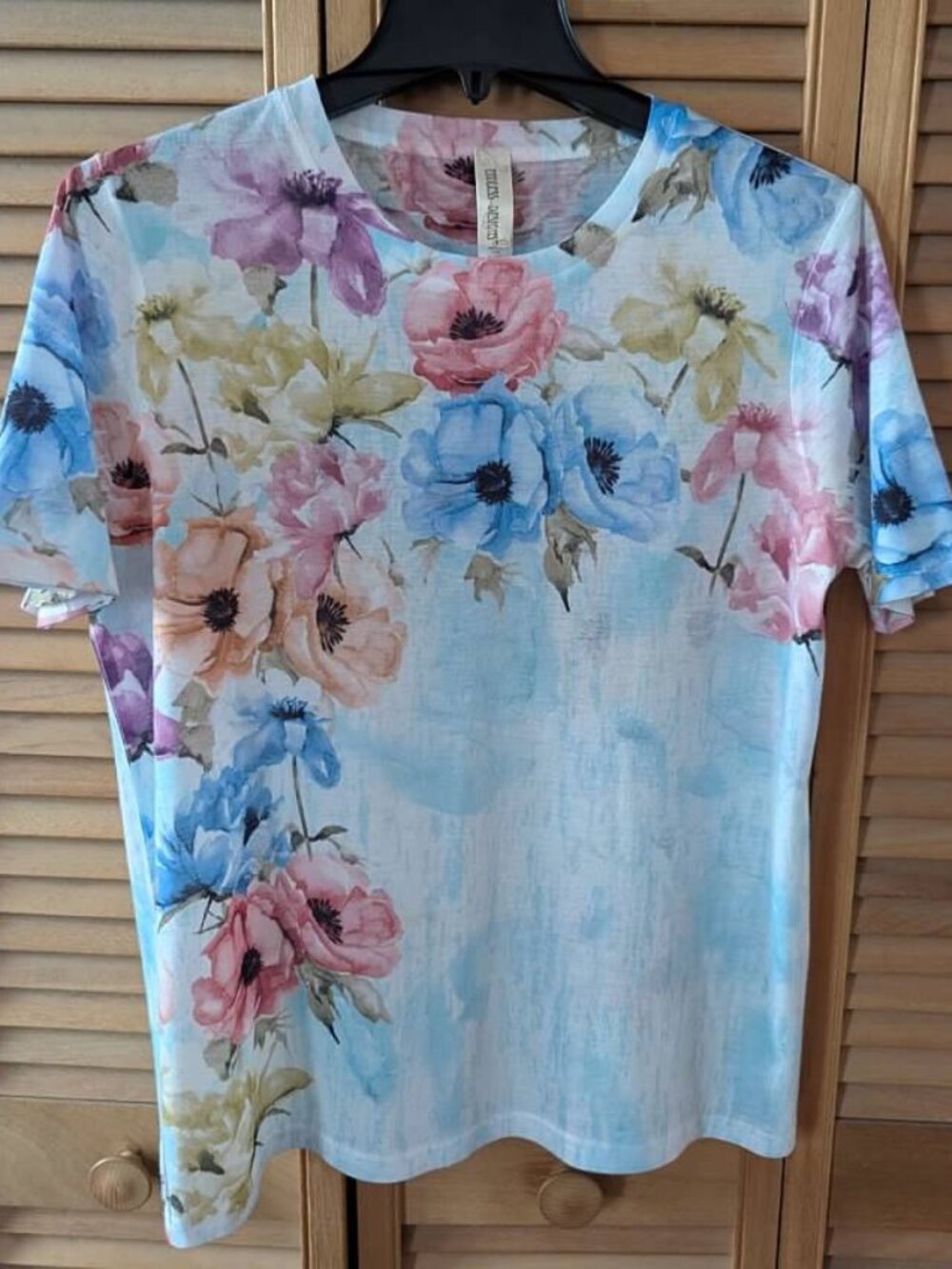 Women's Endless Designs Pastel Multi-Colored Floral Print S/S Top - Size Medium